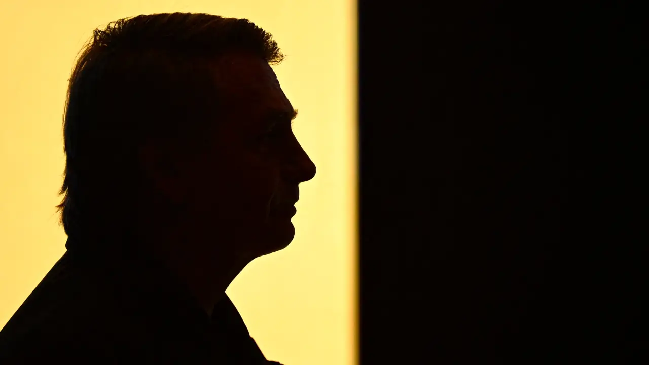 Prisão domiciliar silencia de vez o ex-presidente